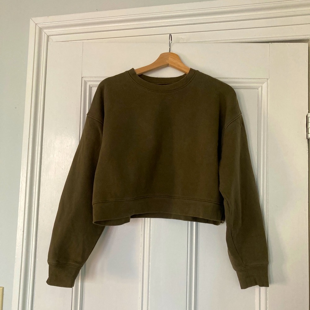 Girlfriend Collective Crop Sweatshirt in Forest size L